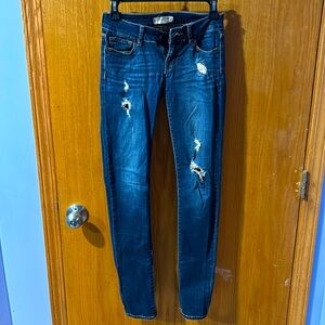 Bullhead black women’s skinny jean. Size 0. Dark rinse. Low rise. Distressed.